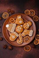 mooi Kerstmis peperkoek koekjes van verschillend kleuren Aan een keramisch bord foto