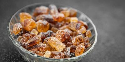 rots suiker Kristallen stukken snoep bruin suiker geglaceerd groot rots karamel smaak riet suiker gezond aan het eten Koken voorafje maaltijd voedsel tussendoortje Aan de tafel foto