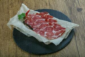 Italiaans ham over- houten achtergrond foto
