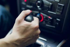 Mens hand- verschuivingen versnellingsbak in auto salon. detailopname foto