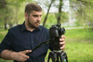 videograaf schiet video in een groen park. foto