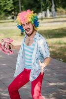 mime presteert in de park met ballonnen. clown shows pantomime Aan de straat. foto