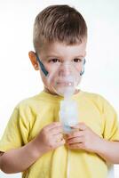 klein kind behandelt bronchitis inhalator Bij huis foto