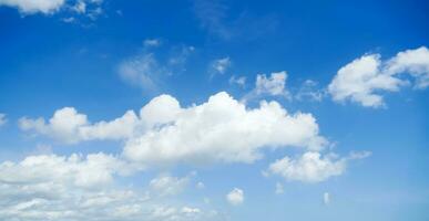 wolkenlandschap, blauw lucht en wit wolken, Doorzichtig blauw lucht achtergrond, wolken met achtergrond. foto