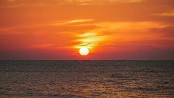 helder zonsondergang met groot geel zon onder de zee oppervlak, panorama van zee zonsondergang, zeegezicht. zonsondergang over- de zee horizon foto