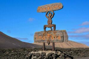 een houten teken van een Mens dat zegt timanfaya foto