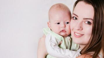 meisje houdt de baby in haar armen. detailopname foto