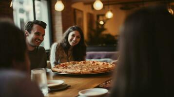 een groep van vrienden aan het eten pizza samen. generatief ai. foto