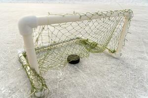 doel scoorde door een hockey puck in de doel netto foto