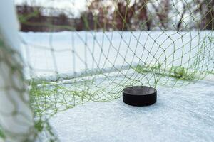 doel scoorde door een hockey puck in de doel netto foto