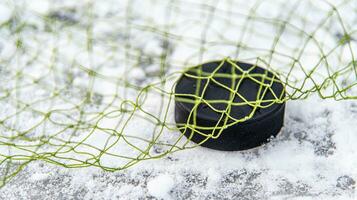 hockey puck in de doel netto detailopname foto