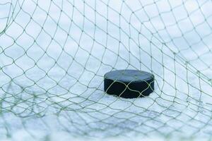 doel scoorde door een hockey puck in de doel netto foto