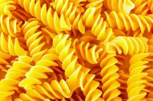 een dichtbij omhoog van een bundel van geel pasta foto