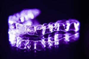 onzichtbaar uitlijner tanden vasthouders Aan een zwart achtergrond foto