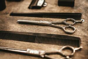 kammen en schaar voor snijdend haar- liggen Aan een plank in een kappers salon foto