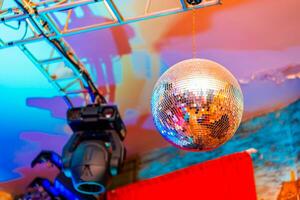 groot disco bal Aan een gekleurde achtergrond in een nachtclub foto