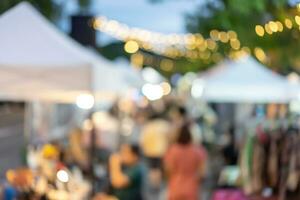 de wazig markt eerlijk milieu in de omgeving van boodschappen doen gemeenschap en markt plaats gelegen in Azië. foto