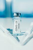 covid-19 coronavirus vaccin. ampul en injectiespuit detailopname. concept foto