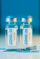 covid-19 coronavirus vaccin. ampul en injectiespuit detailopname. concept foto