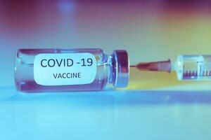 covid-19 coronavirus vaccin. ampul en injectiespuit detailopname. concept foto