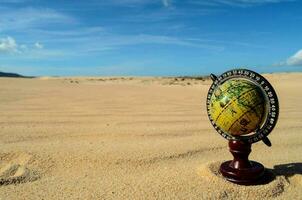 een wereldbol in de woestijn foto