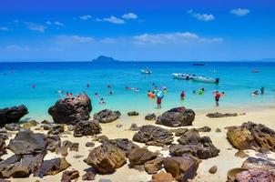 phuket, thailand, 2020 - mensen op een tropisch strand foto