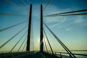 de zon is schijnend Aan de top van een brug foto