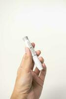 vrouw hand- met lancet pen Aan wit achtergrond. diabetes concept foto