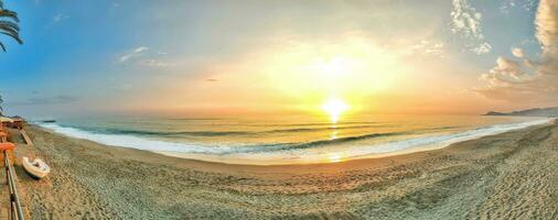 mooi zonsondergang over- zee kust, visie van oever, panorama, spandoek. foto