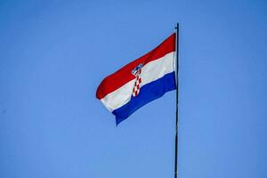 de Kroatisch vlag vliegend hoog in de lucht foto