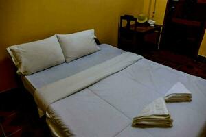 een bed of bedden in een kamer Bij hotel la casa foto
