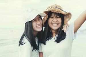 toothy glimlachen gezicht van twee Aziatisch tiener geluk emotie foto
