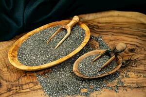 superfood chia salvia hispanica zaden Aan olijf- hout foto