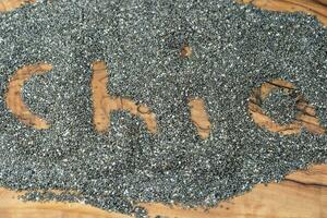 superfood chia salvia hispanica zaden Aan olijf- hout foto