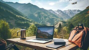 laptop Aan houten tafel tegen berg achtergrond. generatief ai foto