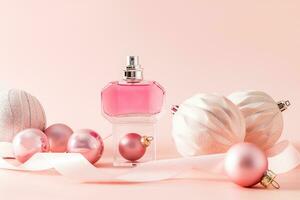 een chique fles van vrouwen parfum staat Aan een transparant kubus podium tussen roze nieuw jaar ballen. blanco fles model. presentatie van de geur foto