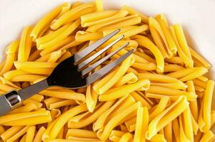 een vork is in een kom van pasta foto