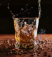 plons van whisky van een ijs kubus in glas foto