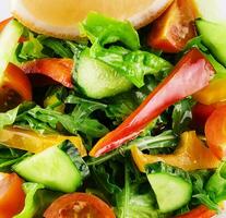 groente salade in een plastic houder foto