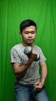 vastbesloten Chinese Mens hijs- gewichten met focus en oplossen foto