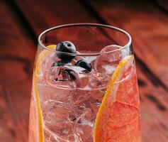 gin en tonic cocktail met grapefruit foto