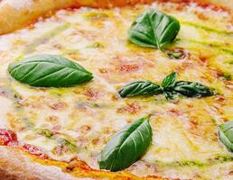 eigengemaakt pizza Italiaans margherita Aan hout foto