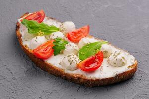 caprese bruschetta toast met kers tomaten foto