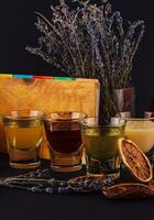 veelkleurig transparant cocktails, een reeks van schoten in een rij foto
