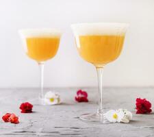 mimosa alcohol cocktail met oranje sap en droog Champagne foto