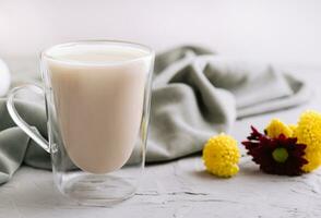 amandel melk latte in een glas foto