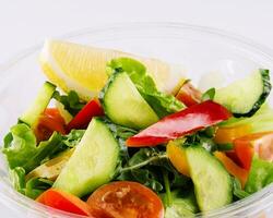 vegetarisch salade van voorjaar groenten Aan bord foto