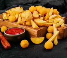 geassorteerd bier snacks Leuk vinden aardappel wiggen, Frans Patat en kaas ballen foto