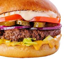 vers smakelijk hamburger geïsoleerd Aan wit achtergrond foto