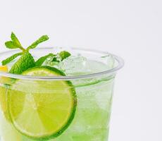 citrus cocktail mojito met limoen en munt foto